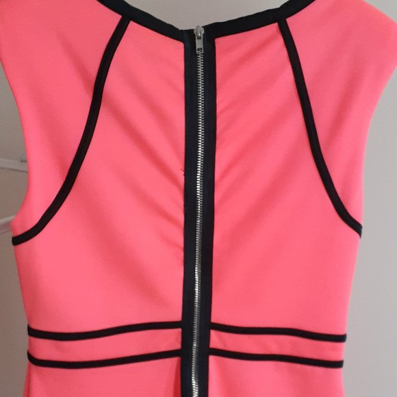 Neon orange dress with black lines - Picture 5 of 6